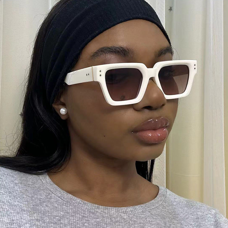 Square style retro ins sunglasses with high-end feel, no makeup, fashionable sunglasses