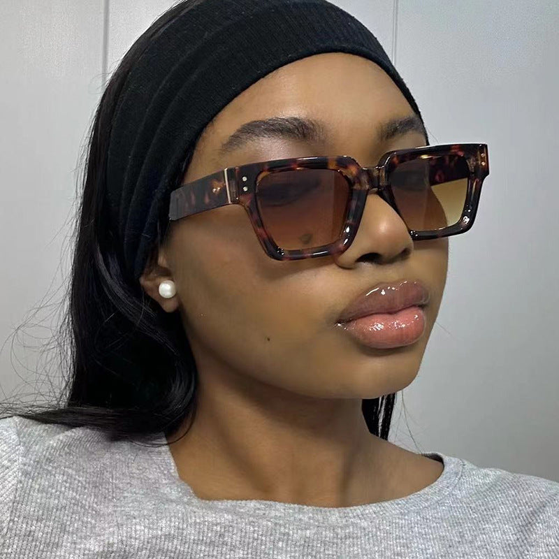 Square style retro ins sunglasses with high-end feel, no makeup, fashionable sunglasses